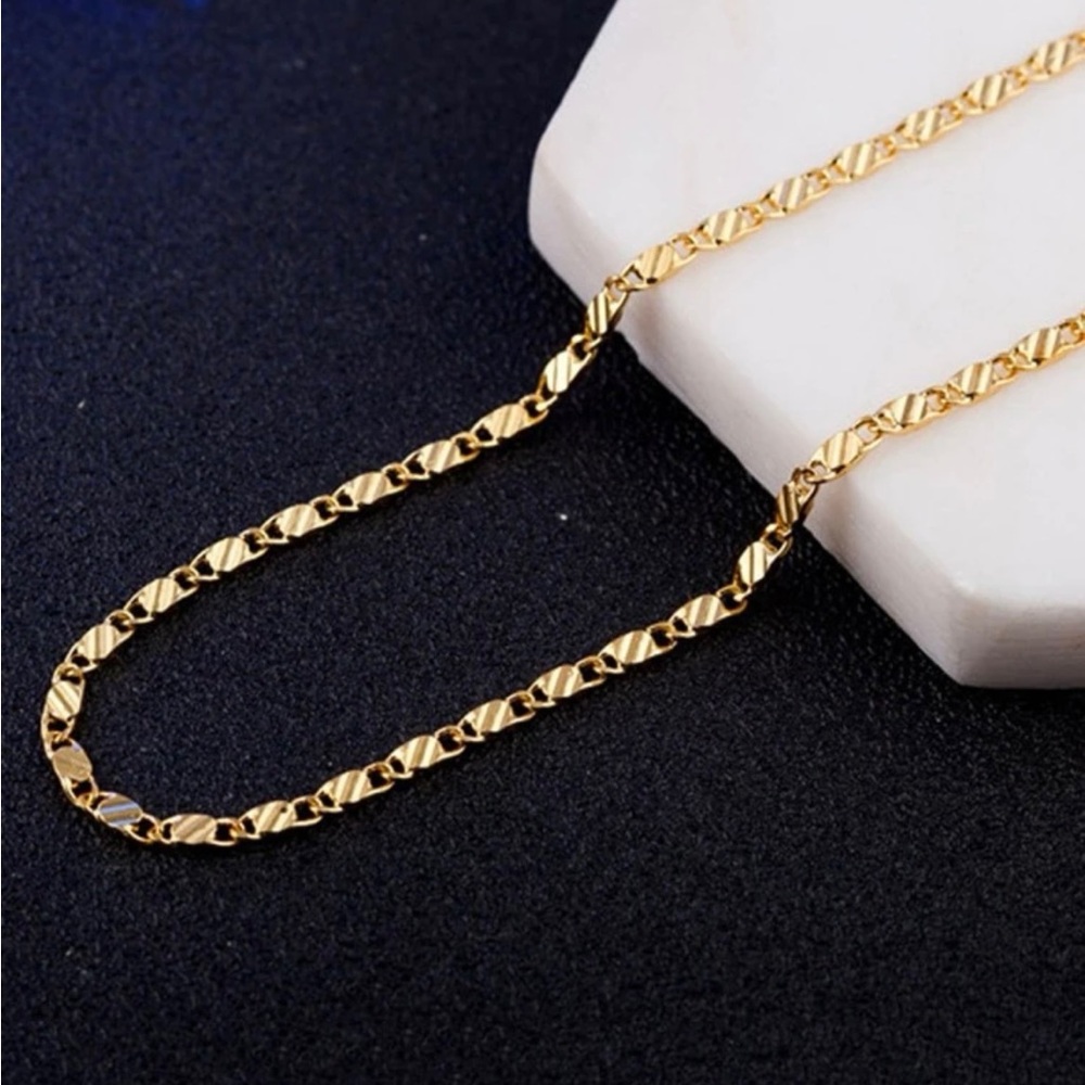 18 Inch Gold Chain Unique Style - Picture 3 of 4